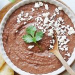 Plato de frijoles refritos con queso fresco