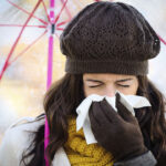 mujer con refriado
