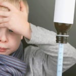 niño con jeringa con jarabe