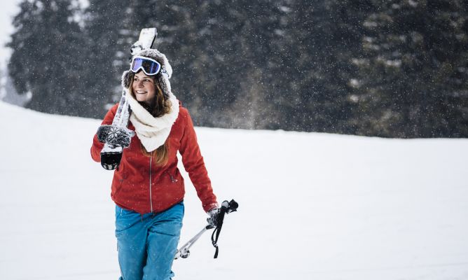 mujer esquiando