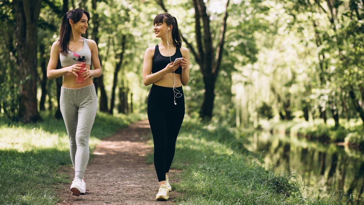 chicas caminando