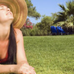 chica tomando el sol en parque