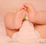 bebé con pañal acostado