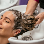 chica en estética lavando el cabello