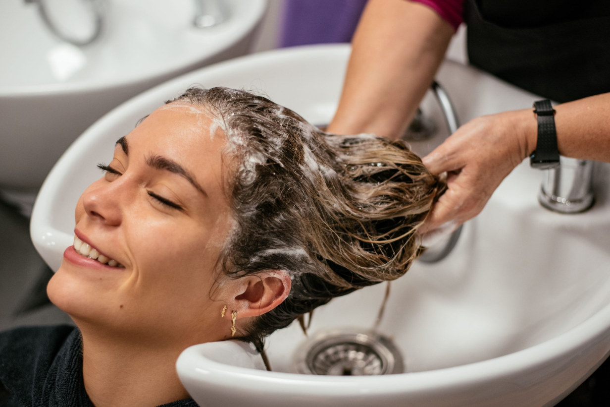 chica en estética lavando el cabello