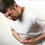 hombre con dolor de estomago