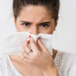 mujer con congestión nasal