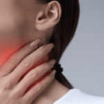 mujer con dolor de garganta
