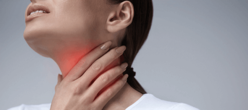 mujer con dolor de garganta