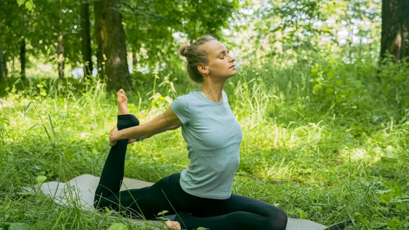 Persona haciendo ejercicio al aire libre por la mañana