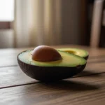 Aguacate en una mesa