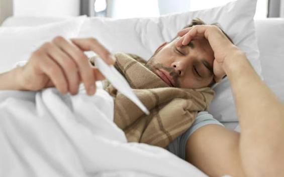 hombre con fiebre